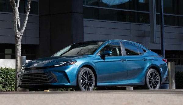 Първото място на Camry сред леките автомобили е сигурно като данъции смъртта. Продажбите са нараснали с 4 процента през първото полугодие и това вероятно е комбинация от стария модел и новия  хибриден Camry (на снимката).